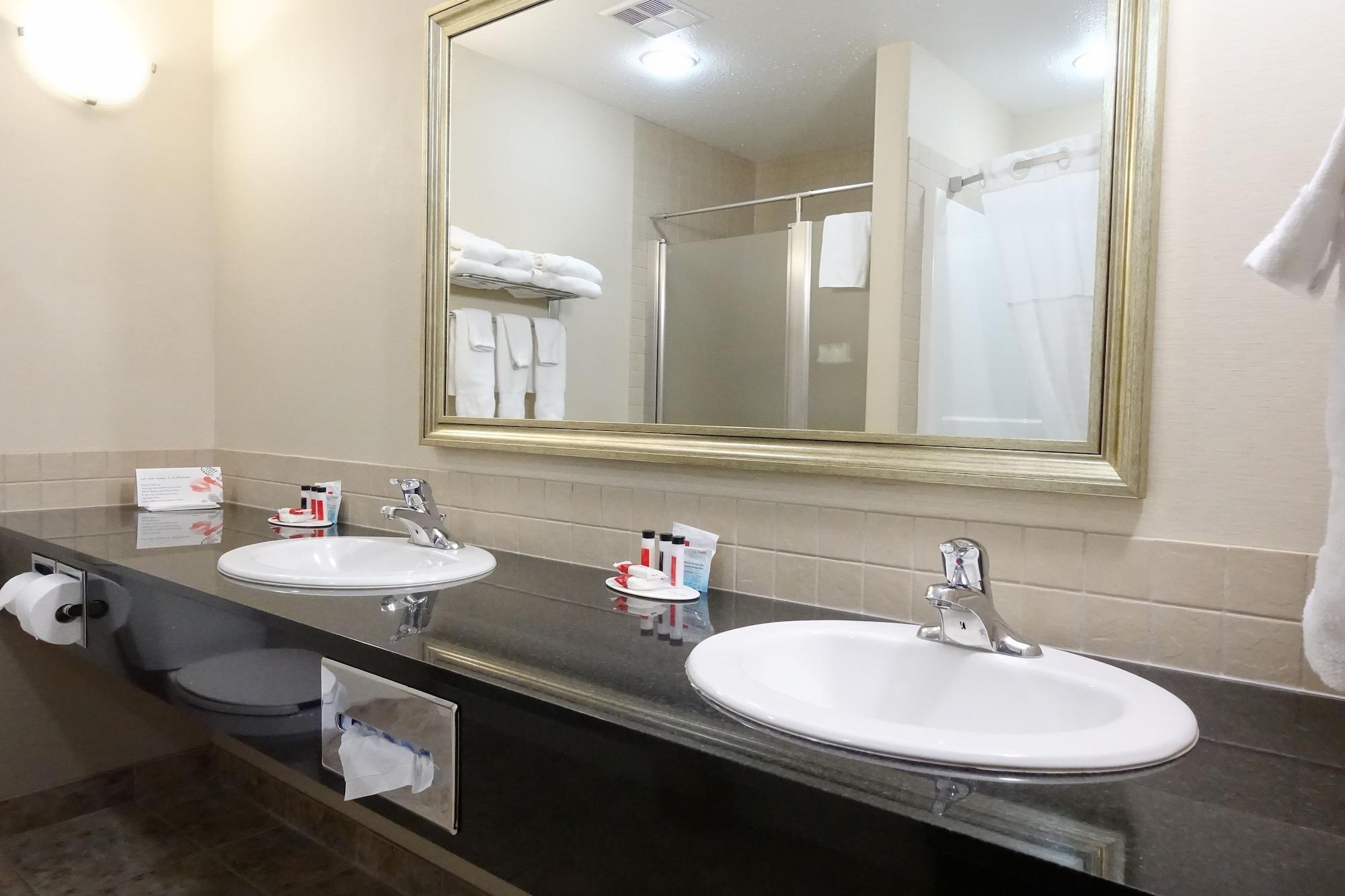 Ramada By Wyndham Weyburn Ξενοδοχείο Εξωτερικό φωτογραφία