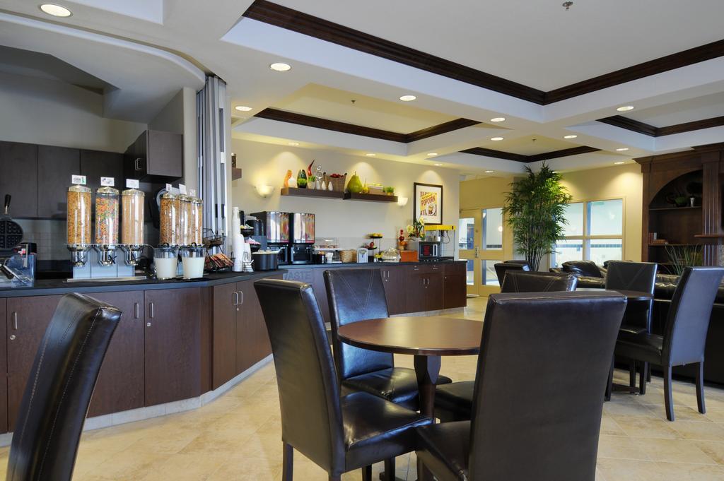 Ramada By Wyndham Weyburn Ξενοδοχείο Εξωτερικό φωτογραφία