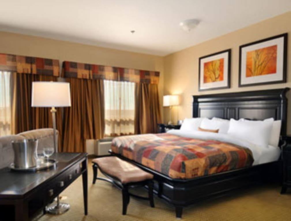 Ramada By Wyndham Weyburn Ξενοδοχείο Εξωτερικό φωτογραφία