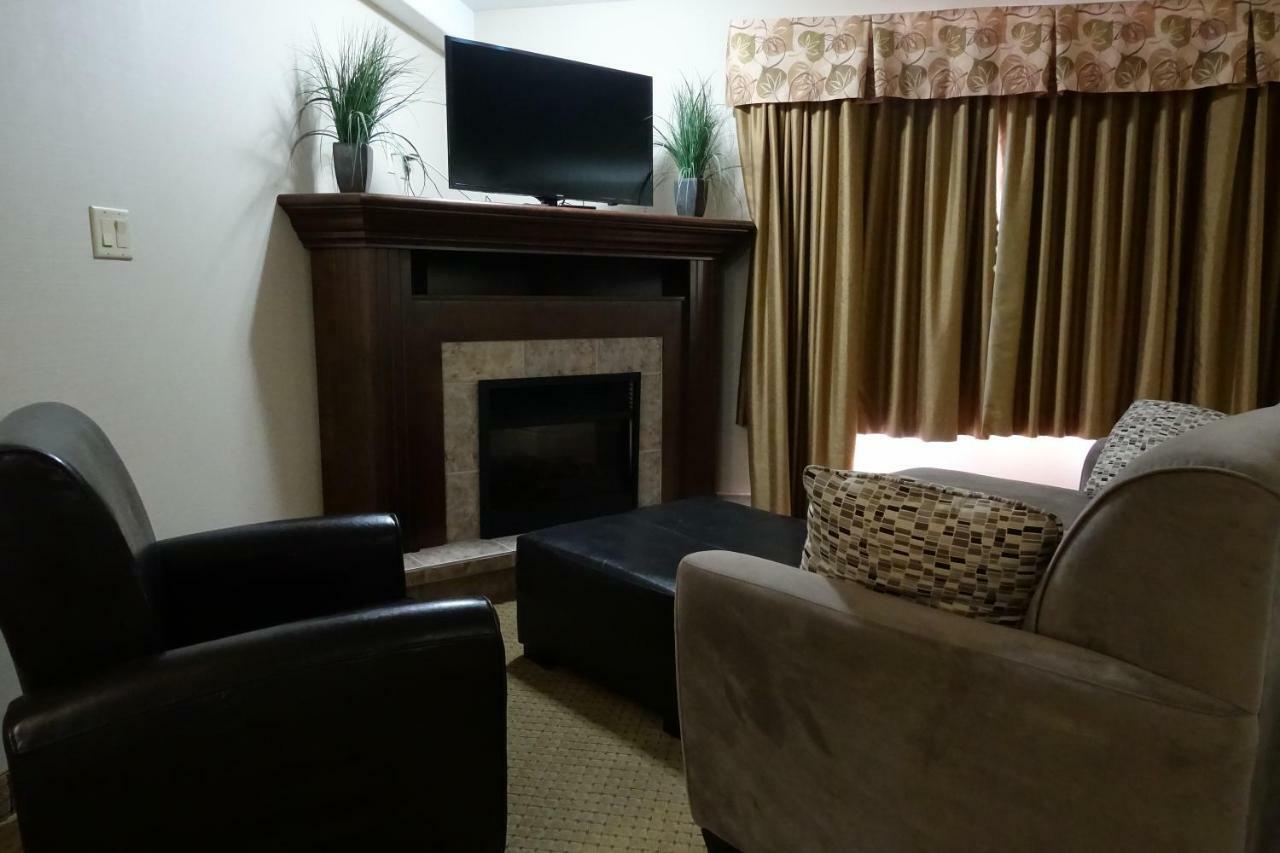 Ramada By Wyndham Weyburn Ξενοδοχείο Εξωτερικό φωτογραφία